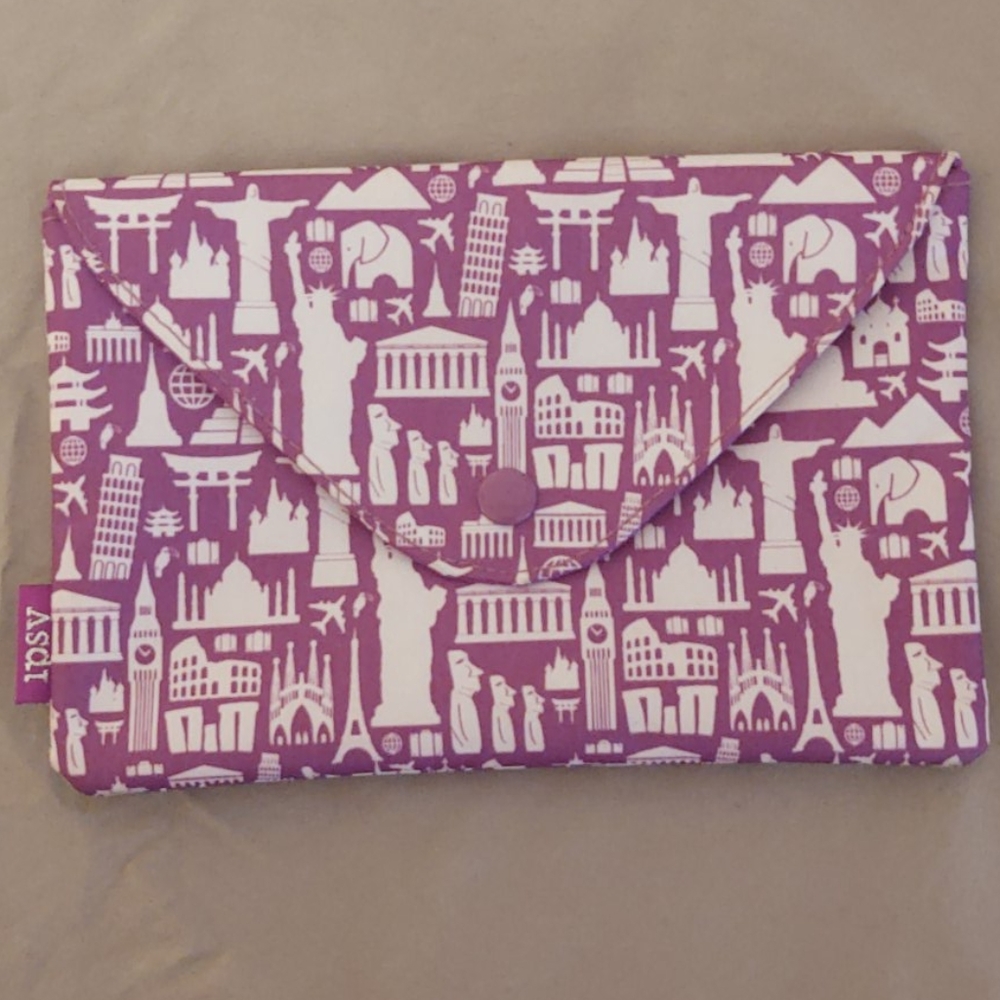 Classic snap close ipsy makeup bag
